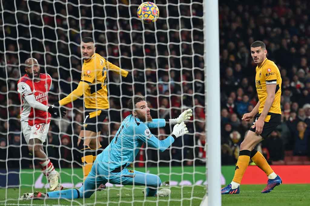 Arsenal perlahan bangkit dan berhasil menciptakan peluang pada menit ke-70 lewat tendangan Alexandre Lacazette. Sayang bola masih bisa ditepis kiper Jose Sa.