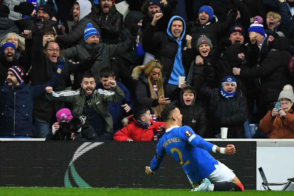 Dortmund datang ke markas Rangers dengan kekalahan 2-4 di leg pertama. Alih-alih memperkecil ketertinggalan, mereka justru diganjar hukuman penalti pada menit ke-22. James Tavernier sukses menjalankan tugasnya untuk membawa Rangers memimpin 1-0.