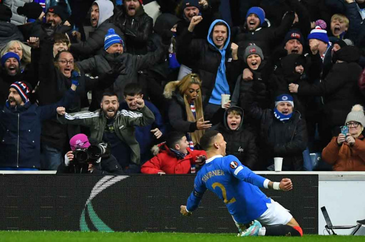 Dortmund datang ke markas Rangers dengan kekalahan 2-4 di leg pertama. Alih-alih memperkecil ketertinggalan, mereka justru diganjar hukuman penalti pada menit ke-22. James Tavernier sukses menjalankan tugasnya untuk membawa Rangers memimpin 1-0.