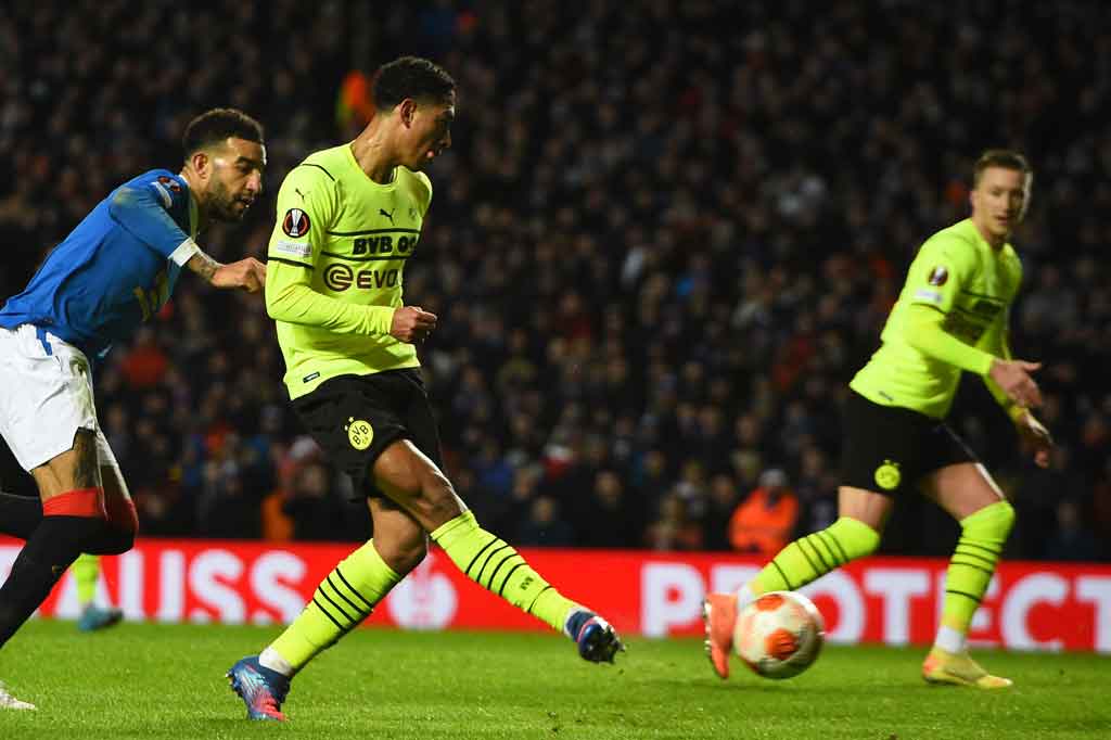 Dortmund perlahan-lahan bangkit dan kemudian berhasil menyamakan kedudukan lewat sepakan Jude Bellingham pada menit ke-31.