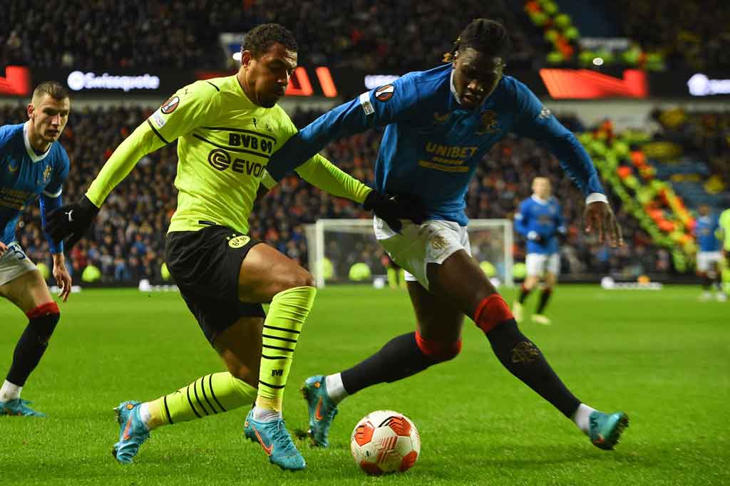 Tiga menit sebelum babak pertama usai Dortmund berbalik unggul lewat gol tap-in dan Donyell Malen. Skor 2-1 untuk keunggulan Borussia Dortmund bertahan hingga jeda.