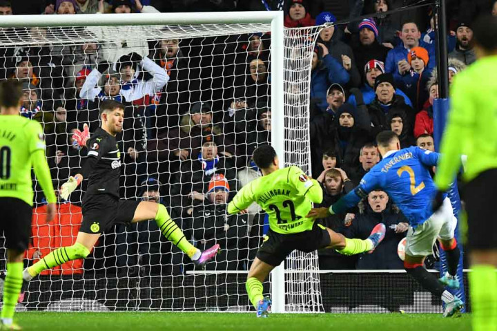 Rangers berhasil menyamakan kedudukan menjadi 2-2 pada menit ke-57 lewat tendangan voli James Tavernier ke tiang jauh.