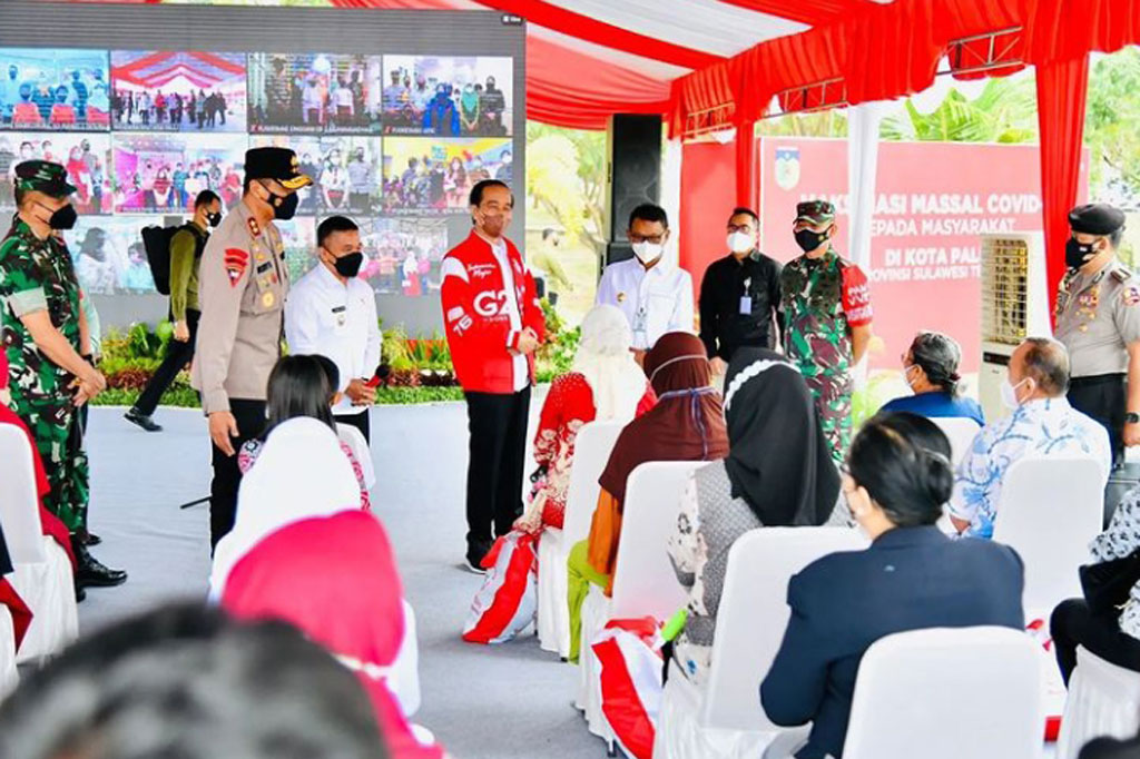 Presiden Joko Widodo mengawali kunjungan kerja di Sulawesi Tengah dengan meninjau vaksinasi covid-19 di Lapangan Kantor Administrasi Bandar Udara Mutiara SIS Al Jufrie, Kota Palu, Jumat, 25 Februari 2022.