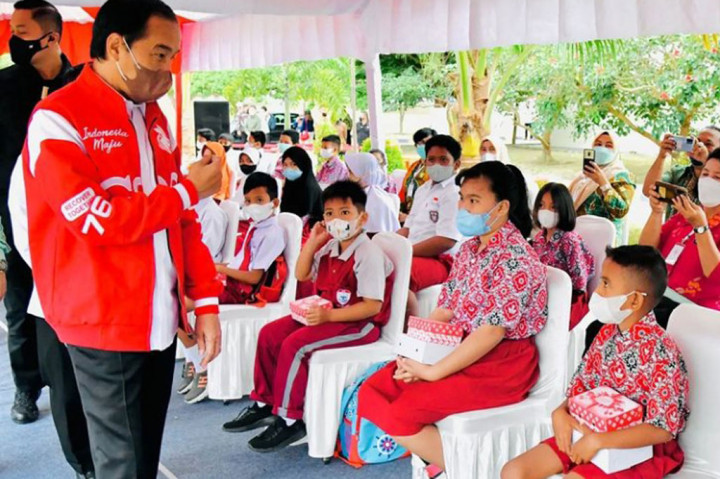 Presiden meminta agar pelaksanaan vaksinasi covid-19 tersebut terus dilanjutkan, sehingga masyarakat dapat terlindungi dari penyebaran covid-19, utamanya varian Omicron. 