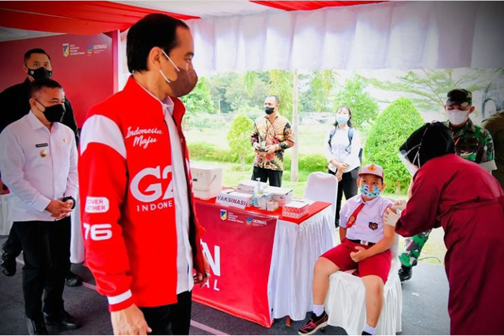Dalam kegiatan tersebut Kepala Negara juga sempat berbincang-bincang dengan peserta vaksinasi, yang terdiri dari anak-anak, masyarakat umum, dan lansia.