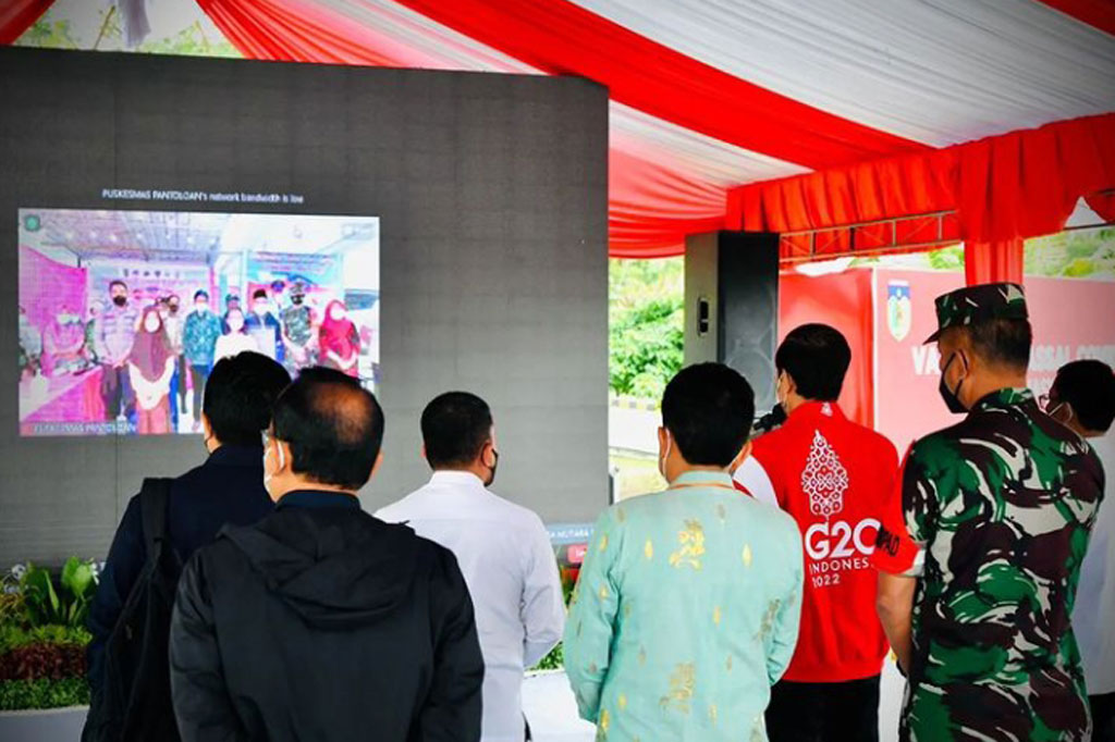 Jokowi juga menyapa masyarakat Kota Palu yang tengah melaksanakan vaksinasi di beberapa lokasi lainnya melalui konferensi video. Lokasi-lokasi tersebut adalah Puskesmas Pantoloan, Puskesmas Mabelopura, Puskesmas Kamonji, Puskesmas Singgani, Puskesmas Sangurara, Puskesmas Birobuli, Puskesmas Mamboro, Puskesmas Bulili, Puskesmas Talise, dan Puskesmas Lere. 