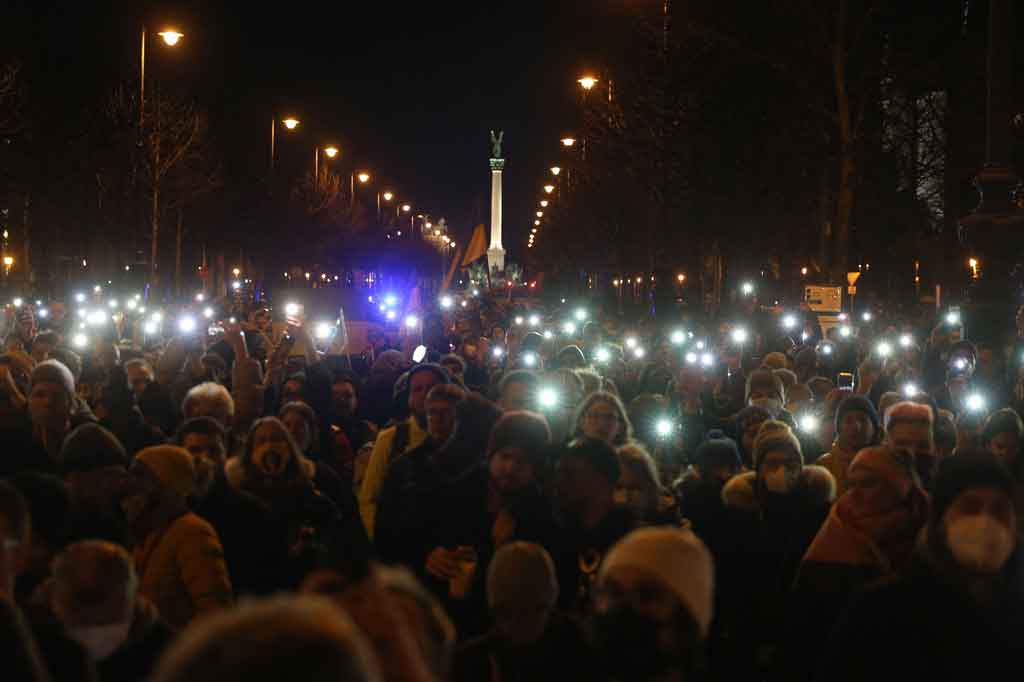 Massa menggelar aksi demonstrasi menentang invasi Rusia ke Ukraina di depan Kedutaan Besar Rusia di Budapest, Hongaria, pada 24 Februari 2022. AFP PHOTO/Ferenc Isca