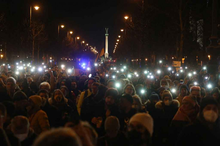 Massa menggelar aksi demonstrasi menentang invasi Rusia ke Ukraina di depan Kedutaan Besar Rusia di Budapest, Hongaria, pada 24 Februari 2022. AFP PHOTO/Ferenc Isca