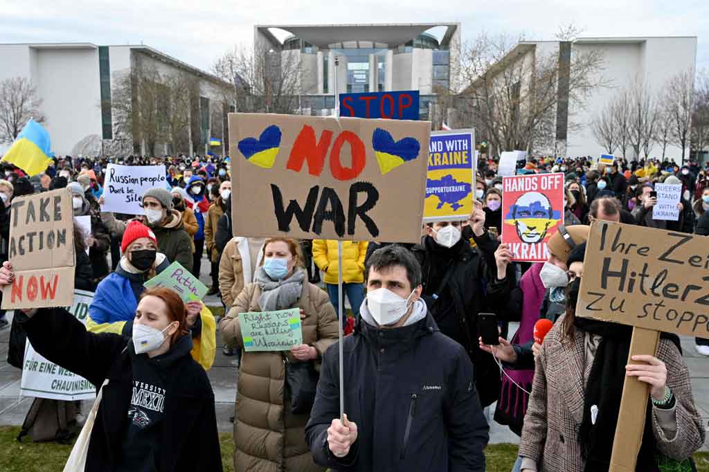 Orang-orang memprotes invasi Rusia ke Ukraina pada 24 Februari 2022 di depan Kantor Kanselir di Berlin. AFP PHOTO/John MacDougall