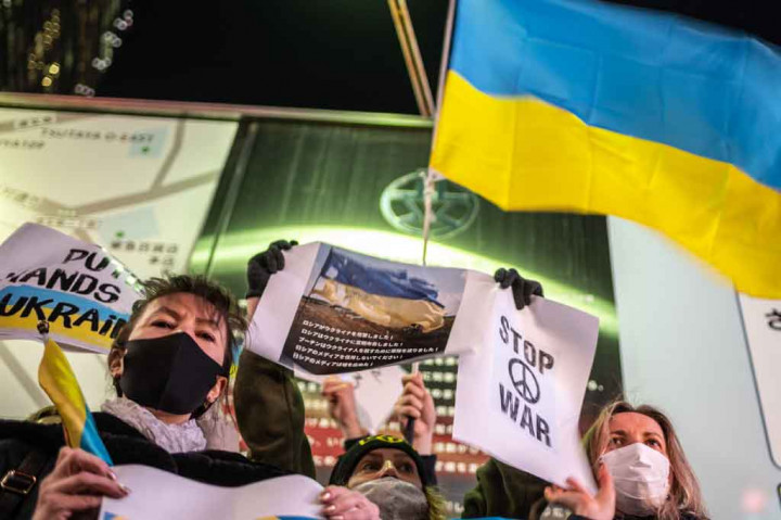 Orang-orang memprotes tindakan invasi Rusia ke Ukraina selama rapat umum di distrik Shibuya di Tokyo pada 24 Februari 2022. AFP PHOTO/Philip Fong