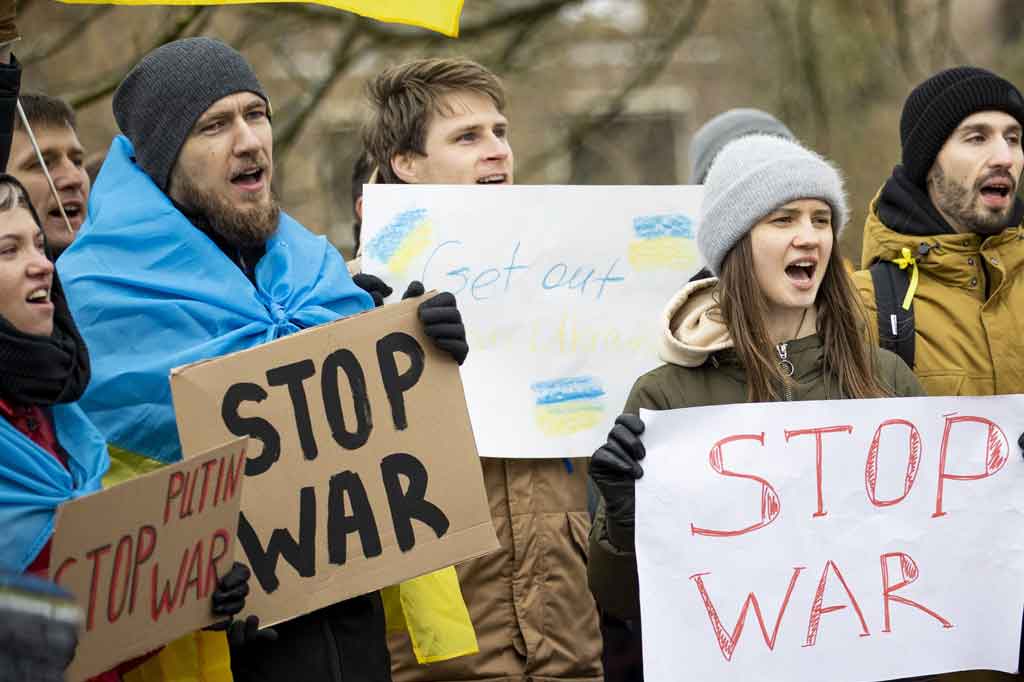 Orang-orang mengambil bagian dalam protes di luar kedutaan Rusia di Belanda untuk menunjukkan dukungan mereka terhadap Ukraina. AFP PHOTO/ANP/Remko de Waal