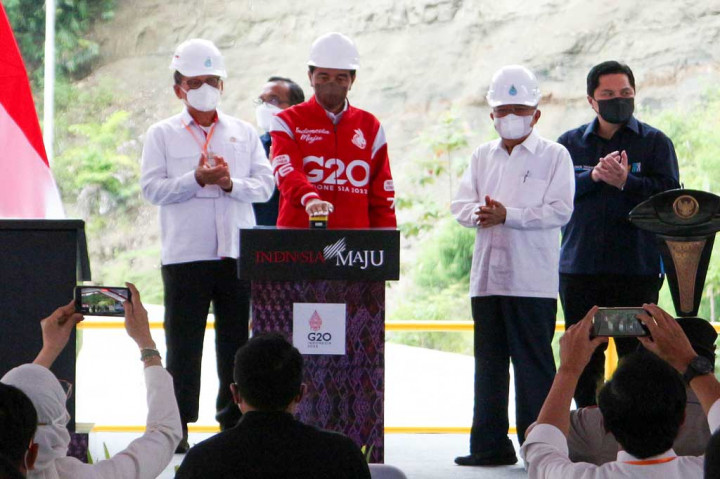 Presiden Joko Widodo (tengah) memencet tombol saat meresmikan pengoperasian Pembangkit Listrik Tenaga Air (PLTA) Poso Energy di Poso, Sulawesi Tengah, Jumat, 25 Februari 2022.