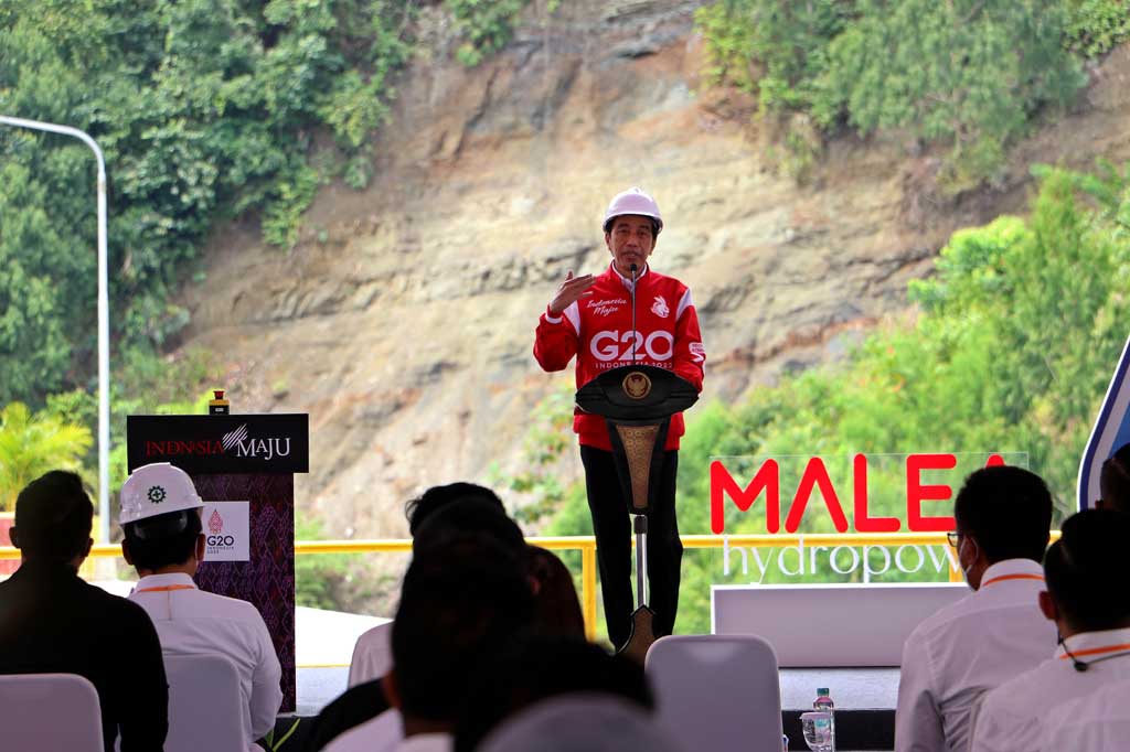 Presiden menyampaikan bahwa dengan kehadiran PLTA, maka akan mendukung proses transisi penggunaan energi dari fosil ke energi hijau atau baru dan terbarukan (EBT). 