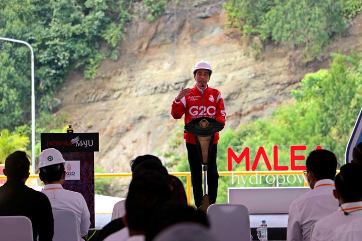 Presiden menyampaikan bahwa dengan kehadiran PLTA, maka akan mendukung proses transisi penggunaan energi dari fosil ke energi hijau atau baru dan terbarukan (EBT). 