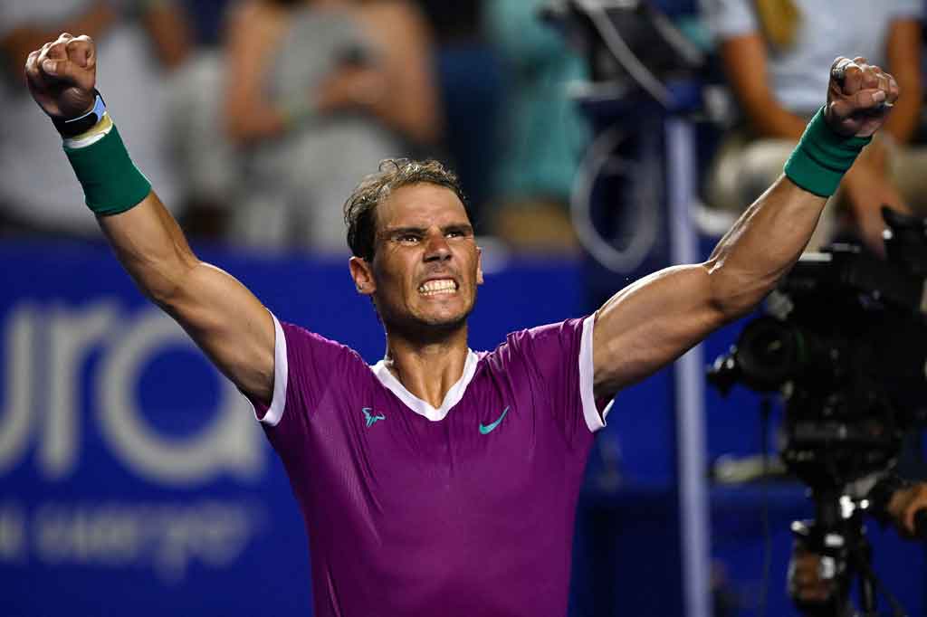 Petenis Spanyol Radael Nadal melakukan selebrasi usai memastikan diri melaju ke semifinal Mexico Open 2022, Kamis, 25 Februari 2022 waktu setempat.