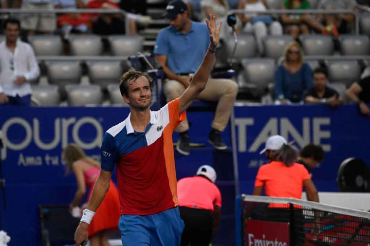 Sementara Medvedev melaju ke babak empat besar usai menundukkan Yoshihito Nishioka juga dengan dua set langsung dengan skor 6-2, 6-3. 