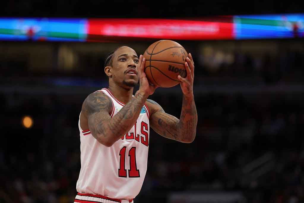 Demar DeRozan kembali jadi bintang kemenangan Bulls lewat torehan 37 poin. Dia mencetak 11 dari total raihan poinnya di kuarter pemungkas. Bahkan enam dari delapan poin terakhir yang diperoleh Bulls di gim kali ini datang dari tangan DeRozan.