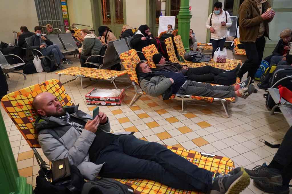 Sirene serangan udara meraung di ibu kota berpenduduk tiga juta jiwa itu dan sejumlah warga berlindung di stasiun kereta bawah tanah.