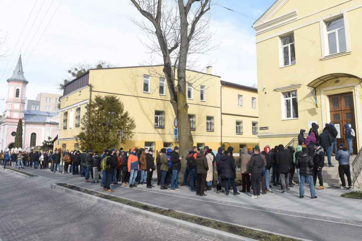 Sekitar 100.000 orang pergi menyelamatkan diri ketika ledakan dan tembakan mengguncang kota-kota besar. Puluhan orang dilaporkan meninggal. Sementara puluhan warga antre untuk menyumbangkan darahnya bagi mereka yang terluka.