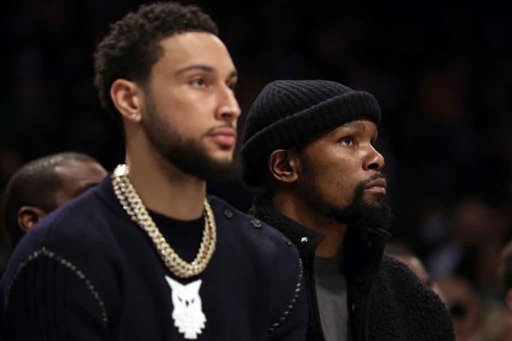 Kevin Durant, Ben Simmons dan Goran Dragic hanya bisa menyaksikan rekan-rekannya dari bangku cadangan, sementara Kyrie Irving masih belum dibolehkan melantai di Barclays Center karena aturan mandat vaksin masih berlaku di Kota New York.