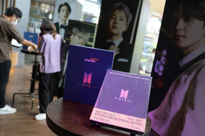 Bank Mandiri berkolaborasi dengan platform belanja digital produk Korea, iStyle.id menggelar program diskon 30 persen pembelian BTS TMA 2021 Photobook Special Edition menggunakan Livin' by Mandiri berlogo kuning, Mandiri Debit dan Mandiri Kartu Kredit pada Maret 2022.