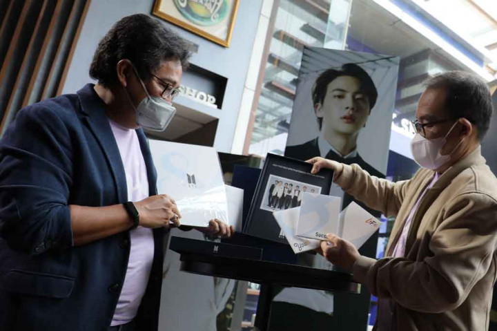 Untuk memperoleh diskon khusus pembelian BTS Photobook Special Edition, nasabah dapat melakukan transaksi melalui website khusus yang tertera di bagian promo dalam aplikasi Livin' by Mandiri.  Kemudian, pilih pembayaran melalui Mandiri Virtual Account via Livin' by Mandiri, Mandiri Debit, ataupun Mandiri Kartu Kredit dan hanya berlaku satu kali untuk masing-masing akun. 