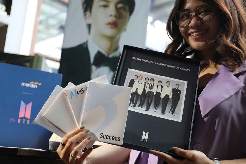 Model menunjukkan BTS The Fact Music Awards (TMA) 2021 Photobook Special Edition saat diluncurkan di Jakarta, Jumat, 25 Februari 2022. 