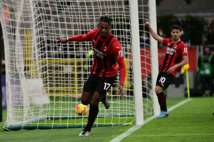 Tampil menyerang sejak wasit meniup peluit tanda pertandingan dimulai, Rossoneri baru bisa membuka keunggulan pada menit ke-29 lewat sepakan Rafael Leao.