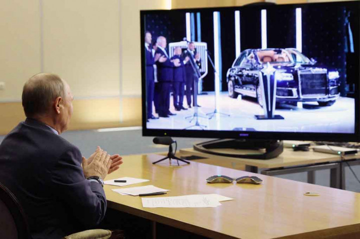 Karena menggunakan baja anti peluru sebagai cangkang bodinya, maka mobil dengan panjang hampir 7 meter itu memiliki bobot hingga 6 ton. Namun bobot mobil itu diimbangi dengan kekuatan mesin 4.400cc 8 silinder bertransmisi otomatis 9-percepatan. Mesin mobil Aurus Senat dikembangkan oleh perusahaan otomotif Rusia NAMI bersama Porsche.