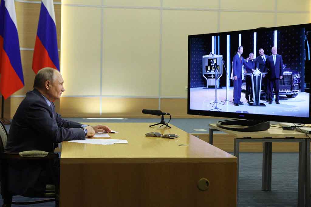 Laman Time Moskow menyebut bahwa Putin memiliki dua unit Aurus Senat L700 yakni satu untuk operasional harian dan satu lainnya sebagai mobil cadangan. Putin juga membawa mobil itu dalam kunjungannya ke negara lain.