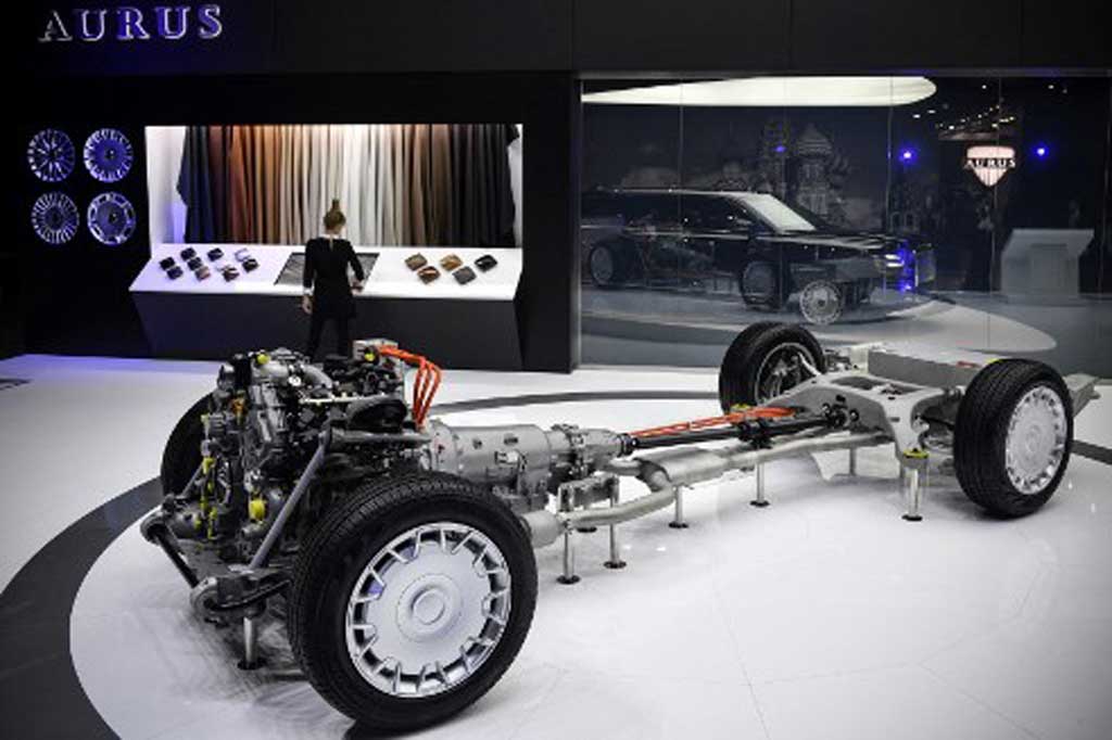 Ban mobil itu juga disebutkan menggunakan lapisan baja untuk mencegah kerusakan atau tertembus peluru saat mengantar orang nomor satu di Rusia itu.