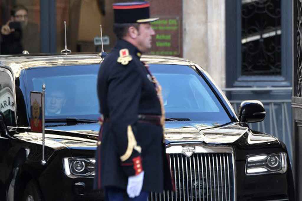 Presiden Rusia Vladimir Putin menggunakan limousine berlapis baja, Aurus Senat L700, untuk perjalanan dinasnya sehari-hari, menggantikan mobil buatan Jerman Mercedes-Benz S 600 Pullman Guard.
