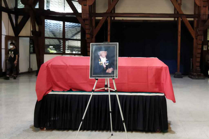 Bangsa Indonesia kembali kehilangan seorang maestro legend perupa. Pelukis Prof Kanjeng Raden Harjo (KRH) Tumenggung H Srihadi Soedarsono Adhikoesoemo, MA meninggal dunia pada Sabtu, 26 Februari 2022 pukul 05.15 WIB, di kediamannya Bandung, Jawa Barat. Srihadi meninggal di usia 90 tahun.