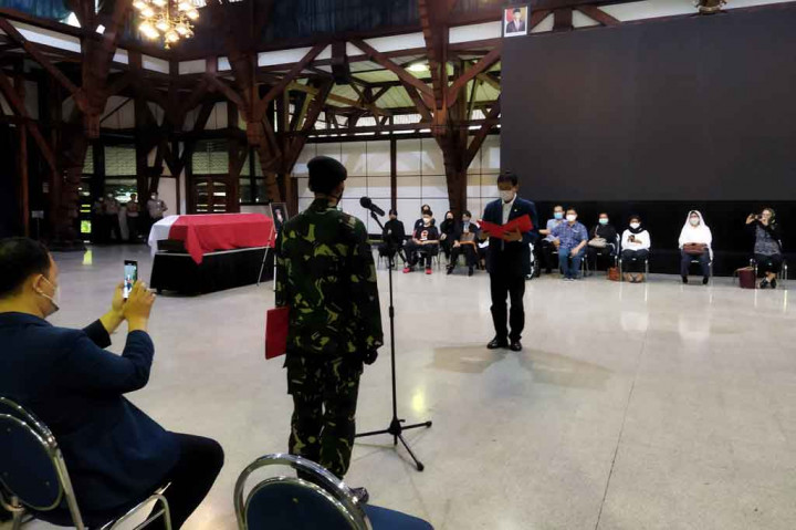 Almarhum merupakan salah seorang yang merancang logo Ganesha pada 1959, yang hingga kini dipakai sebagai logo Institut Teknologi Bandung (ITB).