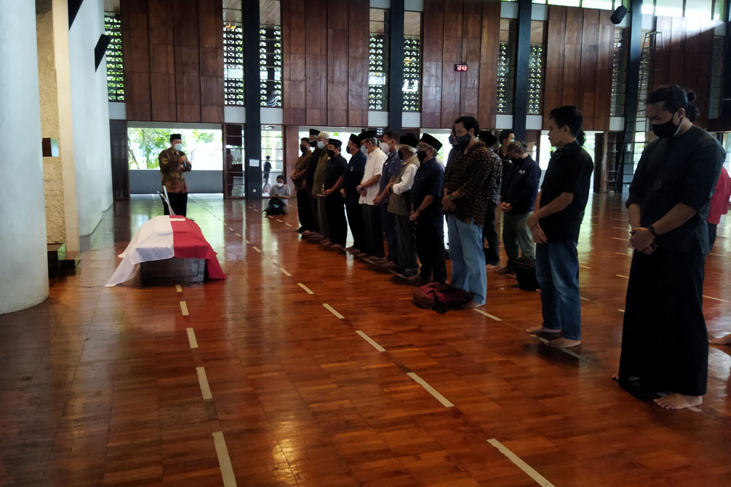 Pelukis kelahiran 4 Desember 1931 itu disemayamkan di Aula Timur Institut Teknologi Bandung (ITB) dan kemudian disalatkan di Masjid Salman. 