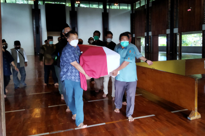 Seniman lulusan Fakultas Seni Rupa di ITB dan pernah mengajar sebagai dosen ITB itu akan dimakamkan di Taman Makam Pahlawan Kalibata, Jakarta.