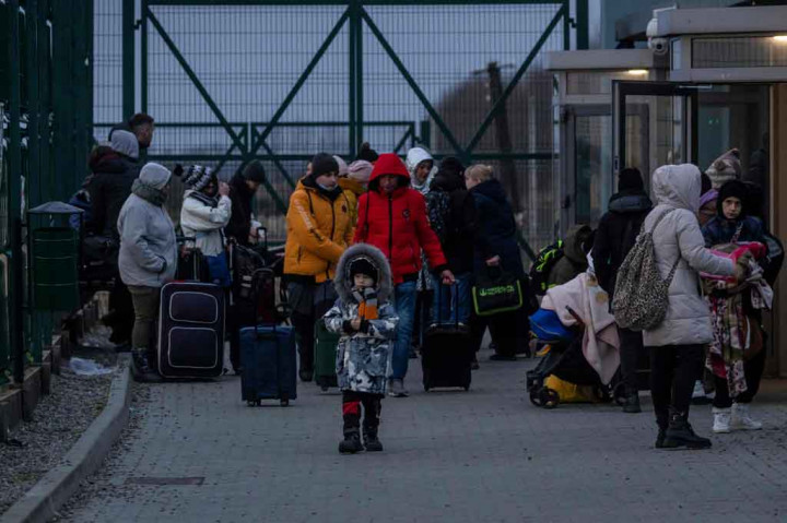 Warga Ukraina tiba di penyeberangan perbatasan pejalan kaki Medyka di Polandia timur pada, Jumat, 25 Februari 2022 waktu setempat, sehari setelah Rusia melancarkan serangan militer terhadap Ukraina.