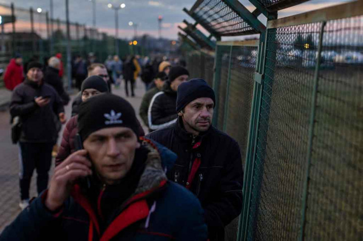 Wakil Menteri Dalam Negeri Polandia Pawel Szefernaker pada hari Sabtu, 26 Februari 2022 mengatakan sekiar 100 ribu orang telah melintasi perbatasan ke Polandia dari Ukraina sejak invasi Rusia minggu ini.