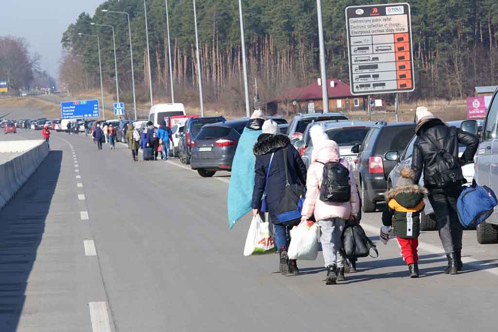 “Pembaruan terbaru adalah bahwa hampir 116.000 telah melarikan diri ke negara-negara tetangga sejak 24 Februari – terutama Polandia, Hongaria, Moldova, Slovakia dan Rumania,” tulis badan pengungsi PBB UNHCR di Twitter pada hari Sabtu. 