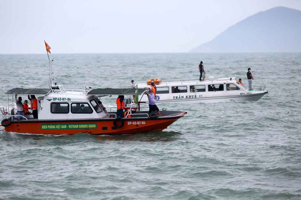 Tim penyelamat mencari korban selamat dari kapal pencari setelah sebuah kapal yang membawa turis terbalik di perairan antara pulau Cu Lao Cham dan Hoi An di pantai tengah Vietnam pada 26 Februari 2022.
