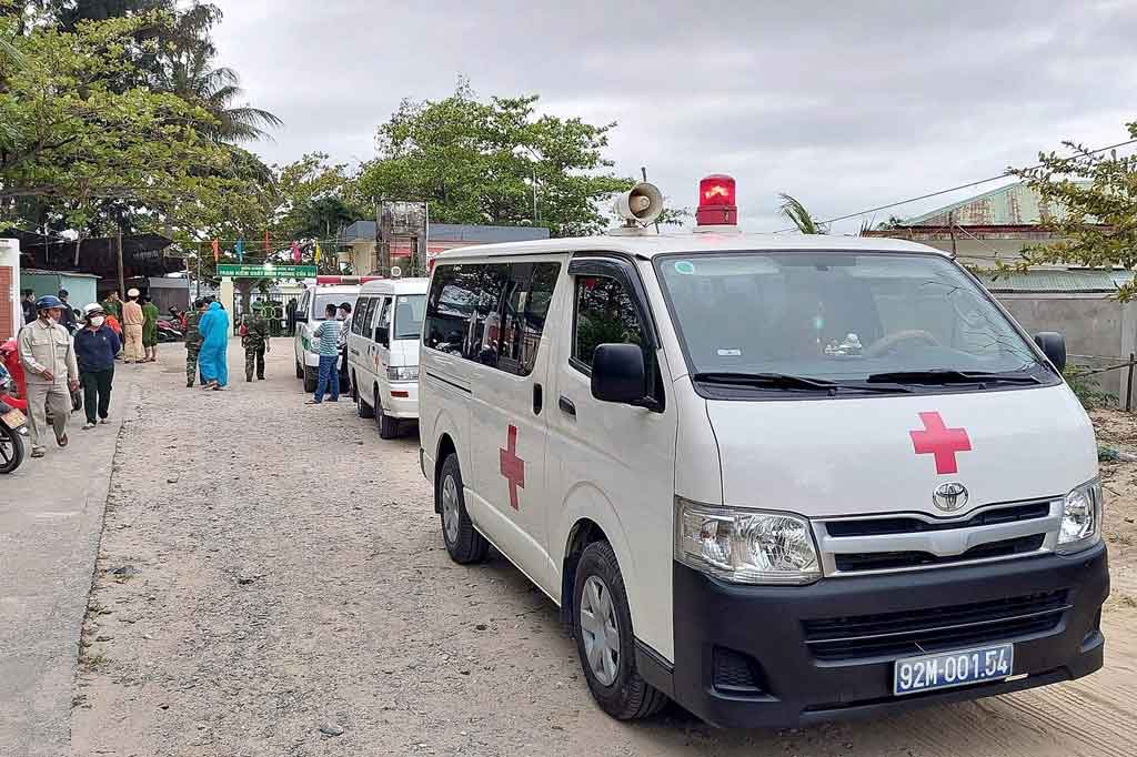 Sedikitnya 13 orang meninggal dan empat lainnya hilang setelah sebuah kapal wisata terbalik akibat cuaca buruk di lepas pantai Hoi An, kota Vietnam, Sabtu, 26 Februari 2022. Kecelakaan itu terjadi saat kapal yang membawa 39 turis lokal dan awak kapal kembali ke Hoi An dari pulau Cu Lao Cham -- tempat populer untuk menyelam, snorkelling, dan olahraga air.
