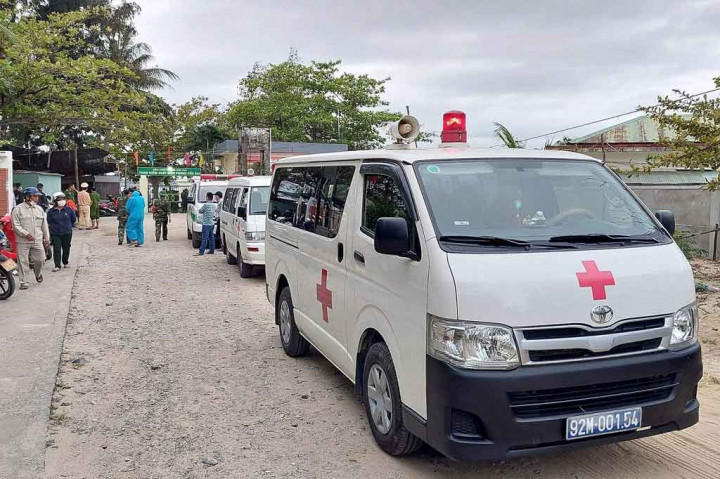 Sedikitnya 13 orang meninggal dan empat lainnya hilang setelah sebuah kapal wisata terbalik akibat cuaca buruk di lepas pantai Hoi An, kota Vietnam, Sabtu, 26 Februari 2022. Kecelakaan itu terjadi saat kapal yang membawa 39 turis lokal dan awak kapal kembali ke Hoi An dari pulau Cu Lao Cham -- tempat populer untuk menyelam, snorkelling, dan olahraga air.