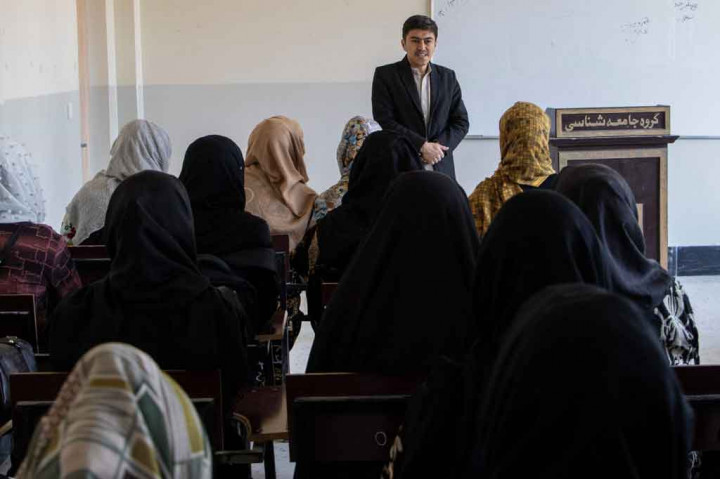 Beberapa mahasiswi menghadiri kelas di Universitas Badakshan setelah dibuka kembali di Provinsi Badakhshan, Afghanistan, Sabtu, 26 Februari 2022.
