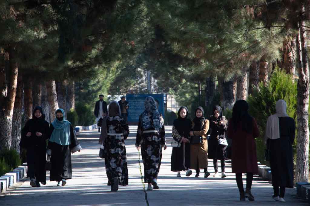 Sebagian besar sekolah menengah untuk anak perempuan dan semua universitas negeri ditutup menyusul pengambilalihan Taliban pada 15 Agustus 2021, memicu kekhawatiran perempuan akan dilarang mengenyam pendidikan -- seperti yang terjadi selama pemerintahan pertama kelompok Islam garis keras, dari 1996-2001.