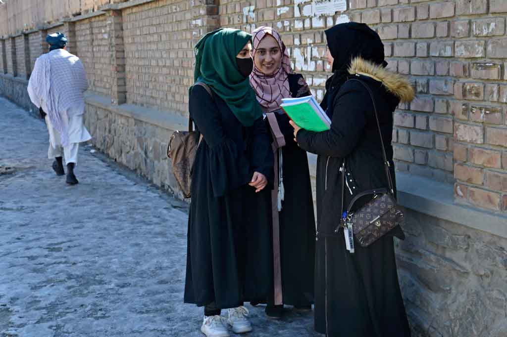 Beberapa perguruan tinggi negeri di selatan negara itu dibuka kembali bulan lalu, tetapi pada hari Sabtu Universitas Kabul, yang tertua dan terbesar dengan jumlah mahasiswa sekitar 25.000 tahun lalu, dibuka kembali tanpa gembar-gembor -- dan hanya sedikit mahasiswa yang hadir.