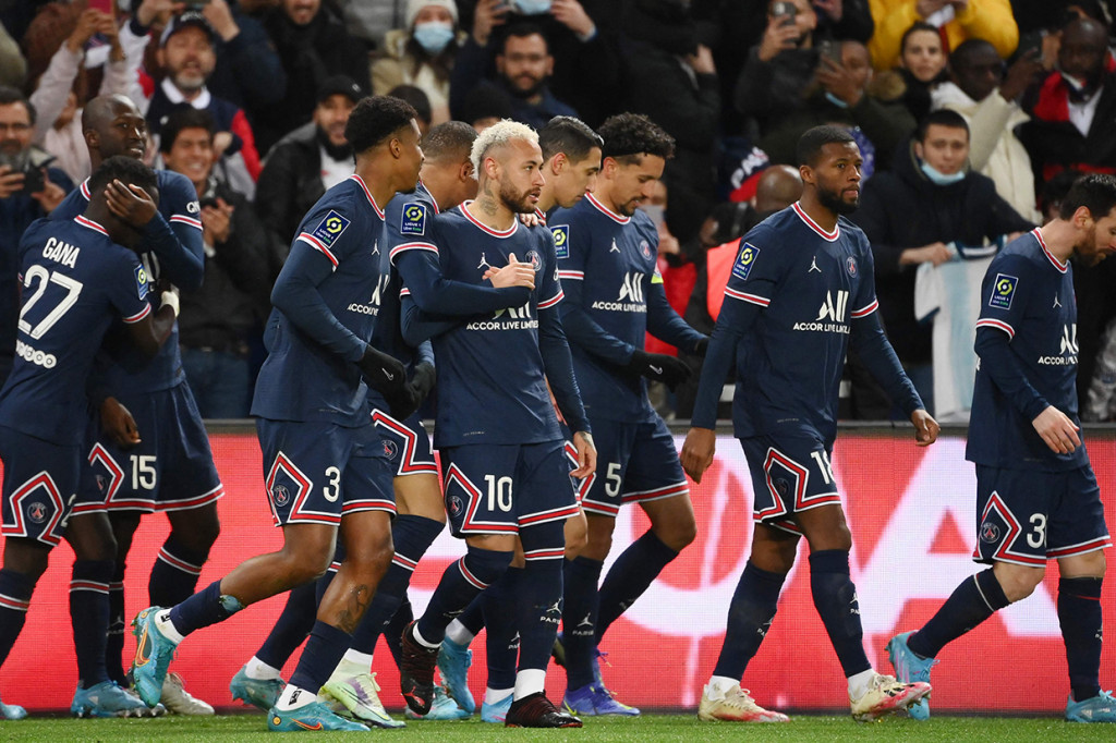 Paris Saint-Germain mengalahkan Saint-Etienne 3-1 pada pertandingan Ligue 1 2021/22 pekan ke-26 yang dihelat di Parc des Princes, Minggu, 27 Februari 2022.