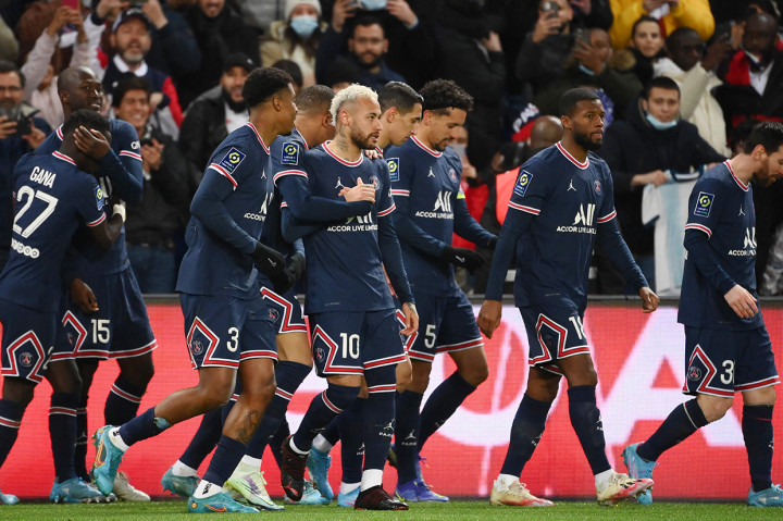 Paris Saint-Germain mengalahkan Saint-Etienne 3-1 pada pertandingan Ligue 1 2021/22 pekan ke-26 yang dihelat di Parc des Princes, Minggu, 27 Februari 2022.