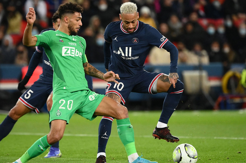 Saint-Etienne mengejutkan tuan rumah pada menit ke-16. Denis Bouanga membobol gawang PSG melalui bola tembakan kaki kiri.