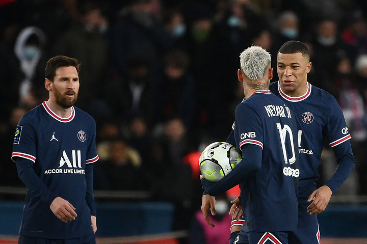 PSG menyamakan kedudukan tiga menit sebelum turun minum. Lionel Messi mengirim umpan terobosan yang diselesaikan menjadi gol oleh Kylian Mbappe. Skor berubah 1-1 hingga memasuki masa jeda.