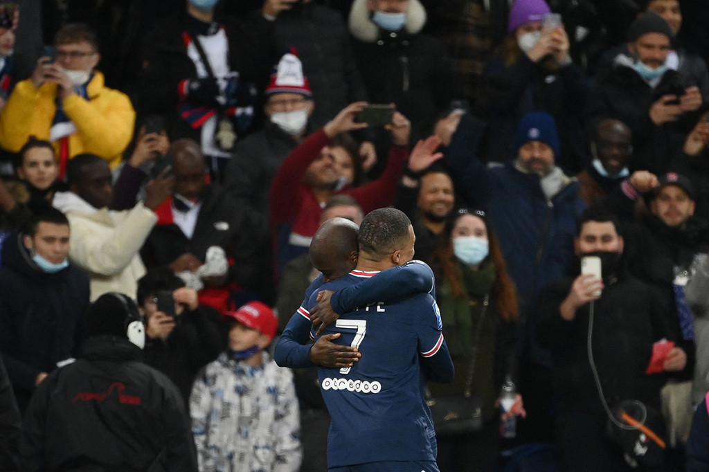 Skuad asuhan Mauricio Pochettino itu menambah gol pada menit ke-52 lewat Danilo Pereira. Laga tuntas untuk kemenangan PSG 3-1.